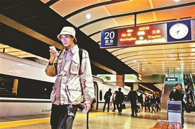 家住天津，在北京工作，呂先生每天乘坐京津城際列車上下班