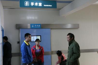 宇宇的父母和爺爺一直守候在手術(shù)室外。