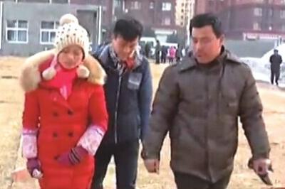 “失蹤”后又回家的越南新娘小吳(左)和家人到警方報(bào)案。視頻截圖