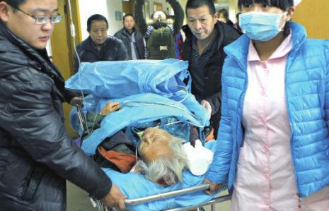 排隊領免費白菜，86歲老太摔倒顱內出血。