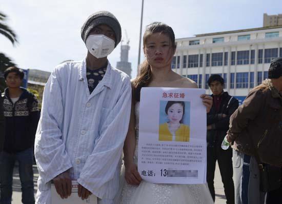 昆明火車站廣場上，24歲的黃習(xí)菊身穿潔白的婚紗，帶著身患白血病的弟弟征婚。