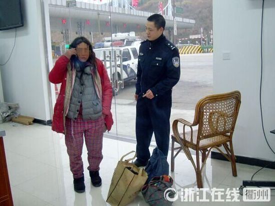 1月30日，衢州高速交警發(fā)現(xiàn)了徒步走在高速楓嶺關(guān)卡口的汪女士