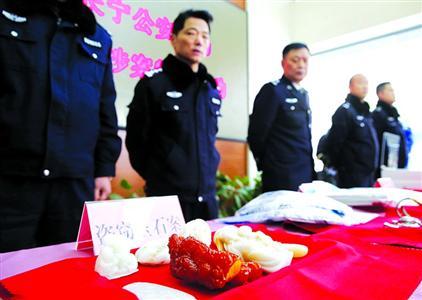 昨天，上海市公安局長(zhǎng)寧分局向管轄區(qū)內(nèi)市民發(fā)放被盜物品。