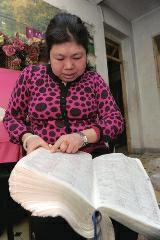 背單詞，是很多學生學習英語時最頭疼的事兒，而西安51歲大學英語老師李艷芝在兩年內(nèi)背完《英漢大詞典》22萬個英語詞匯，學生稱贊其為一本活的《英漢大詞典》；兒子自小患有自閉癥，生活不能自理，20年前又與丈夫離婚，面對生活的不幸，她秉承“你必須一直向前”的信念。