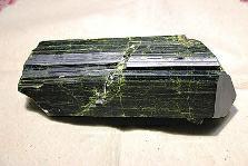 近日，商南縣奇石愛好者潘某在青山鎮(zhèn)鐵礦開采區(qū)發(fā)現(xiàn)一塊疑似綠簾石，有待相關(guān)專家和權(quán)威機(jī)構(gòu)認(rèn)定。