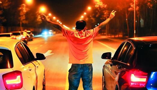 2013年8月25日凌晨，北京，在東壩大街路口進(jìn)行的一場飆車。