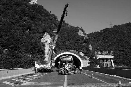 陜西十多輛車追尾致一死多傷 司機曾揮手示警