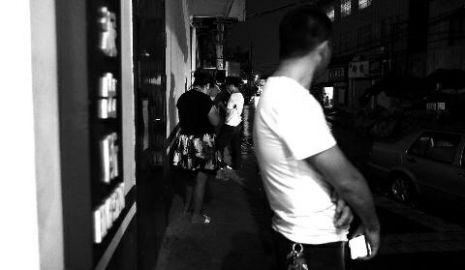 通過聊天軟件陌陌，男子小黃認(rèn)識了女孩小李，兩三天后，兩人就住到了一起。但好景不長，兩人在一起僅過了十幾天，戀愛關(guān)系即破裂，小黃稱曾給小李花了一萬余元。日前，小黃以詐騙為由將小李帶到派出所。