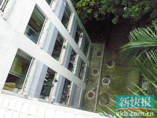 據(jù)目擊者稱,當(dāng)時(shí)墜樓者躺在右排中、下兩個(gè)井蓋中間附近。