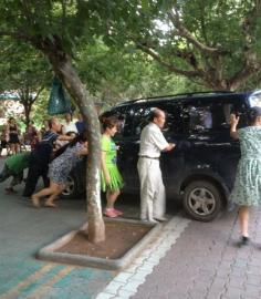 今年夏天壩壩舞成員將一輛小車推向公路。（圖據(jù)網(wǎng)絡(luò)）