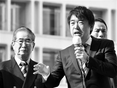29日，日本著名極右翼分子石原慎太郎（左）和新生代右翼政客橋下徹在東京街頭演講拉票。