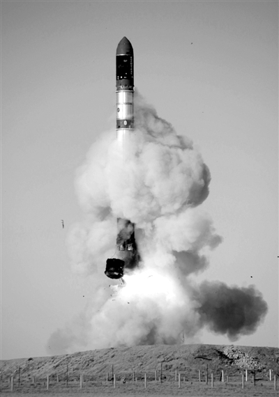 　2007年6月15日，俄羅斯在哈薩克斯坦的軍事場地試射一枚“RS-20”導(dǎo)彈。尚未有媒體公布新型固