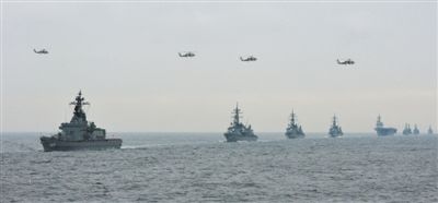 2012年10月14日，日本海上自衛(wèi)隊舉行閱艦式。2013年，日本自衛(wèi)隊時隔11年首增防衛(wèi)預(yù)算。資料圖片
