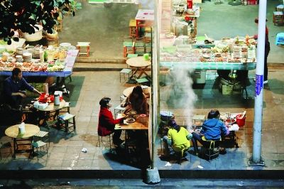 那邦鎮(zhèn)以往熱鬧的夜市，因為中緬邊境的戰(zhàn)亂，而變得冷冷清清 特派記者 賈代騰飛 攝