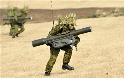 “作戰(zhàn)” 1月13日，日本自衛(wèi)隊(duì)一隊(duì)員在新年軍演中手持武器，發(fā)動(dòng)進(jìn)攻。媒體尚未公布1月22日的美日聯(lián)合軍演圖片。