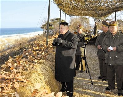 25日，朝鮮最高領(lǐng)導(dǎo)人金正恩指導(dǎo)朝鮮軍隊(duì)進(jìn)行登陸及反登陸訓(xùn)練。