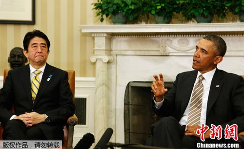 　正在美國訪問的日本首相安倍晉三2月22日在白宮與奧巴馬進(jìn)行首次會(huì)晤。
