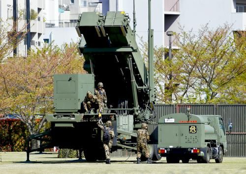 9日，日本自衛(wèi)隊為應對朝鮮導彈威脅，在東京防衛(wèi)省總部設置“愛國者3”型導彈發(fā)射裝置。