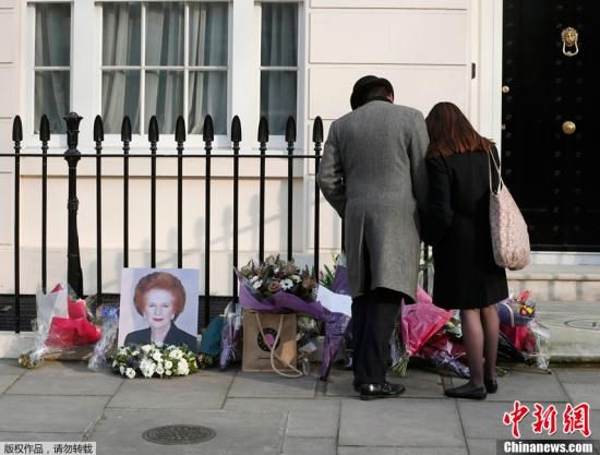 當(dāng)?shù)貢r間2013年4月8日，英國倫敦，民眾在英國前首相撒切爾夫人位于倫敦的住所前進行悼念活動。