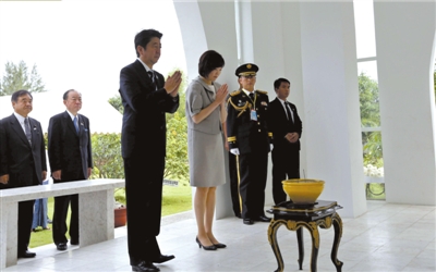 25日，緬甸仰光，安倍偕妻子參拜“二戰(zhàn)陣亡日軍墓”。圖/CFP