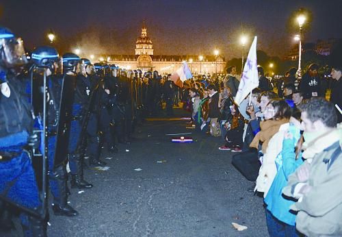 26日，法國(guó)反同性戀者與警察形成對(duì)峙之勢(shì)。