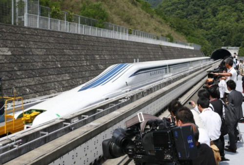 日本最新型磁懸浮列車登場，時速為500公里。