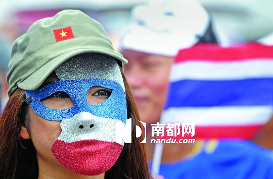 4日，一名泰國反政府人士頭戴面具在首都曼谷參加集會。