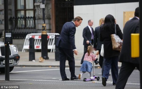 英國首相卡梅倫步行送女兒上幼兒園。