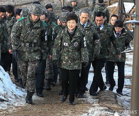 樸槿惠就任后首視察部隊稱堅決應(yīng)對朝“挑釁”