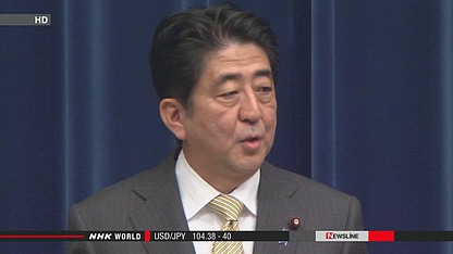 日本首相安倍晉三出發(fā)前往瑞士前接受記者采訪。