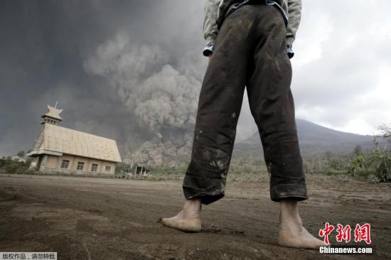 當(dāng)?shù)貢r(shí)間2月1日，印尼錫納朋火山持續(xù)噴發(fā)。