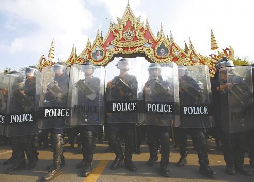 14日在泰國曼谷，政府出動數(shù)千名防暴警察，以奪回政府大樓和其他 泰數(shù)千防暴警察和平清場 被示威者占領(lǐng)的區(qū)域。