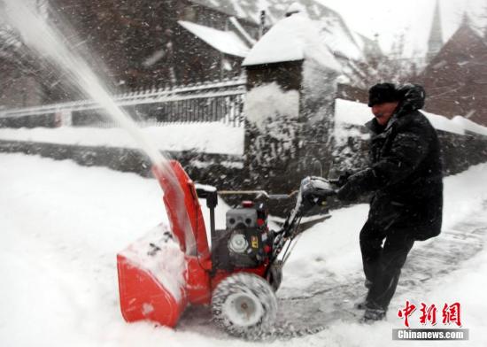　　2月13日，強大暴風雪系統(tǒng)繼續(xù)襲擊人口稠密的美國東北部地區(qū)。