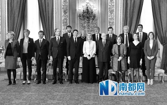 2月22日，在意大利羅馬總統(tǒng)府，新任總理馬泰奧·倫齊(前左五)與總統(tǒng)納波利塔諾(前右四)及新內(nèi)閣成員