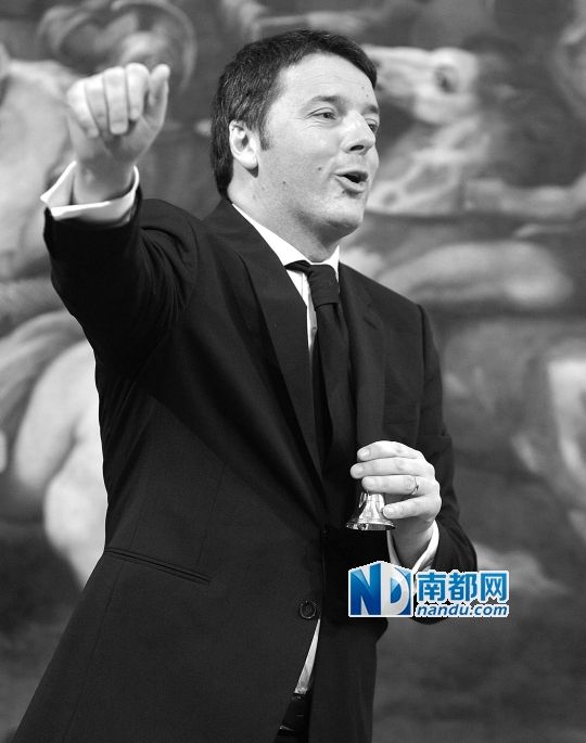 2月22日，在意大利羅馬總理府，新任總理馬泰奧·倫齊搖鈴象征正式行使總理權(quán)力。