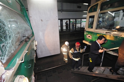 5月2日，韓國首爾，首爾2號線地鐵去往蠶室方向的一趟列車在上往十里站撞上了一趟?？吭谡緝?nèi)的列車。