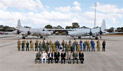 4月29日，參與搜尋馬航失聯(lián)客機(jī)的多國(guó)軍人和軍機(jī)在珀斯皮爾斯空軍基地合影。5月1日，馬航宣布搜尋進(jìn)入新階段，重點(diǎn)將借助不同技術(shù)擴(kuò)大海底搜尋。