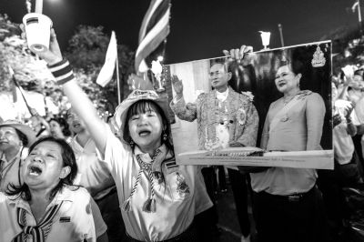 5日，泰國(guó)巴蜀府海濱度假勝地華欣，數(shù)萬(wàn)民眾身穿國(guó)王的代表色“黃色”T恤，自發(fā)上街，口喊“國(guó)王萬(wàn)歲”的口號(hào)。