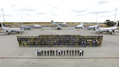 4月29日，澳大利亞珀斯，馬航MH370空中搜索正式結束，參與搜索的多國部隊在離開前留影紀念。