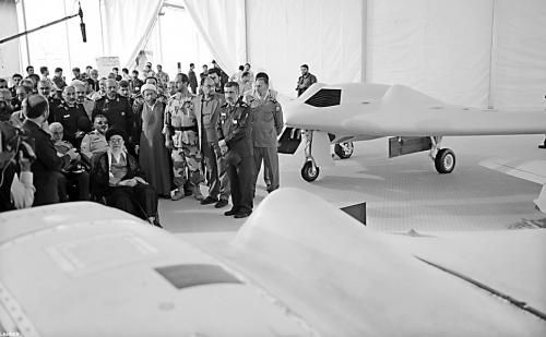 　哈梅內伊（中）11日參觀伊朗版RQ-170無人機。