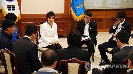 16日下午，樸槿惠接見(jiàn)“世越”號(hào)客輪遇難者家屬，并在家屬面前親自道歉。（韓聯(lián)社）