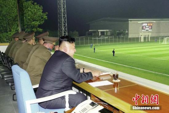 資料圖:今年5月,金正恩觀看體育賽事。