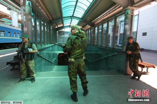 烏克蘭政府軍和民間武裝在頓涅茨克機場火車站附近發(fā)生激烈交火,火車站附近街道受到炮彈猛烈襲擊。