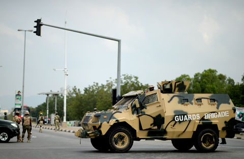 近日，尼軍警加強了對首都區(qū)的安保。 李涼 攝