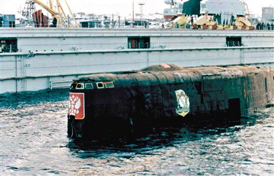 2001年，與失火核潛艇屬于同一級的“庫爾斯克”核潛艇時隔14個月被打撈出海。