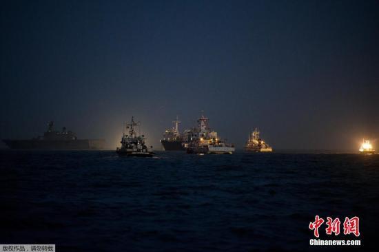 當?shù)貢r間2014年4月24日，搜救人員在全羅南道珍島郡海域24小時不分晝夜的搜尋沉船事故失蹤者。