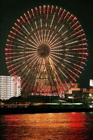 圖為該地晚上的夜景。