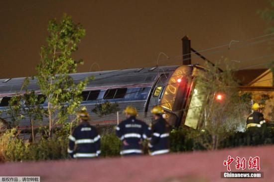 當(dāng)?shù)貢r間5月12日晚，一列美國鐵路公司的火車在費城弗蘭克福段脫軌，導(dǎo)致至少50人受傷。