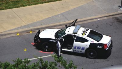 被槍手擊中的警車。新華社發(fā)