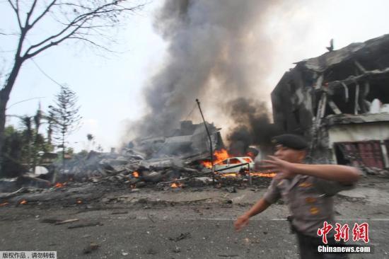 當(dāng)?shù)貢r間6月30日，印尼棉蘭，印尼一架軍用運輸機(jī)起飛不久后在居民區(qū)墜毀，機(jī)體爆炸燃成火球。